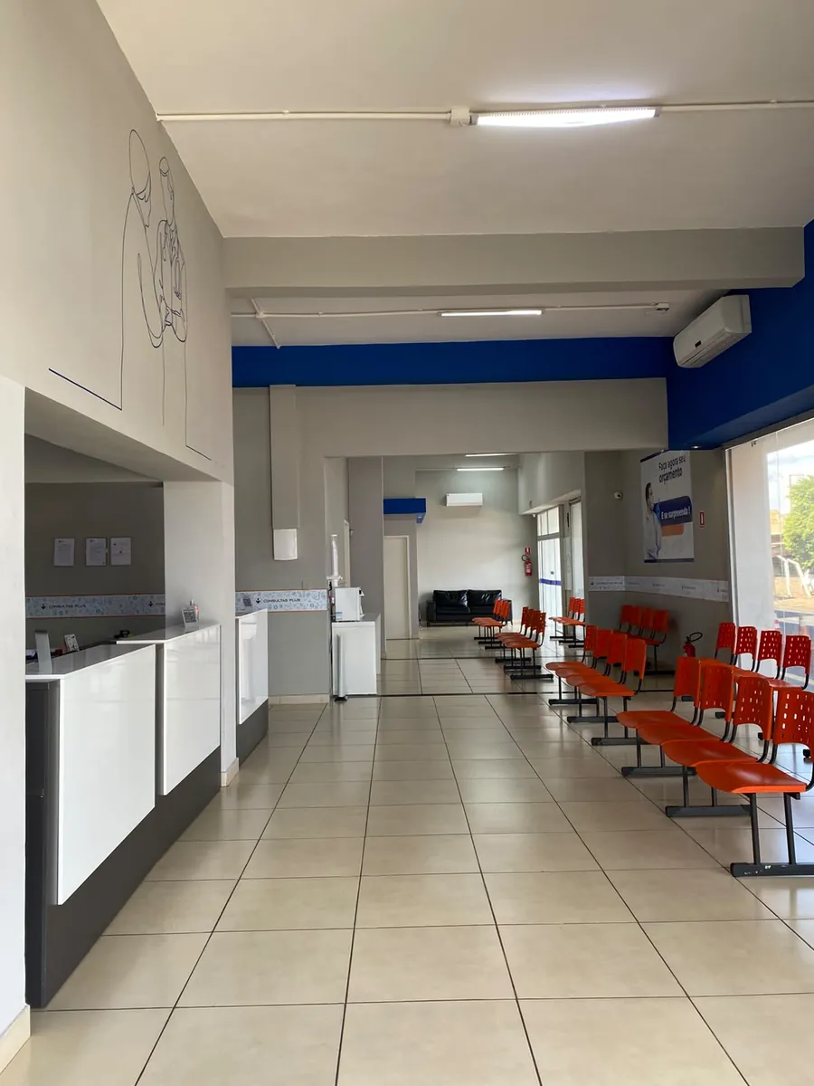 Balcões da recepção e cadeiras de espera