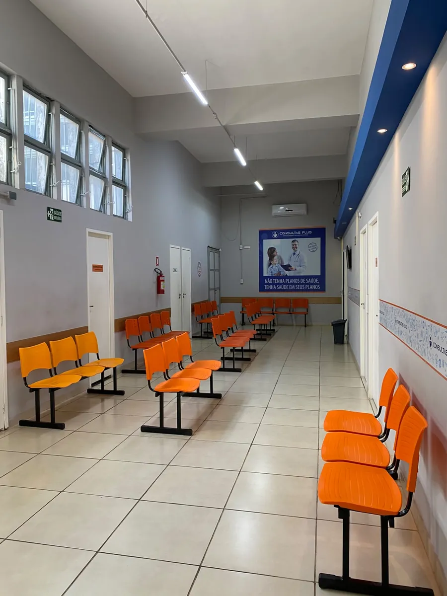 Sala de espera com cadeiras laranja