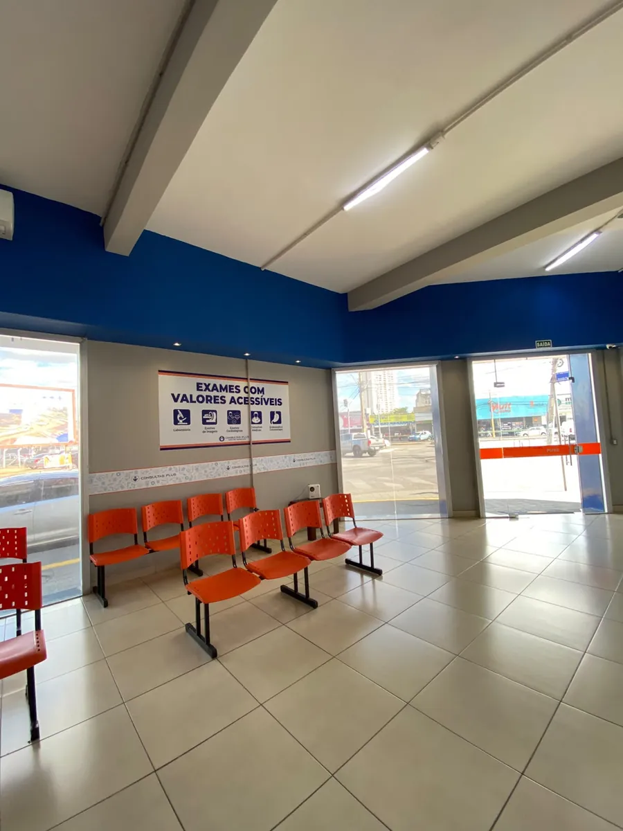 Cadeiras de espera junto à fachada de vidro
