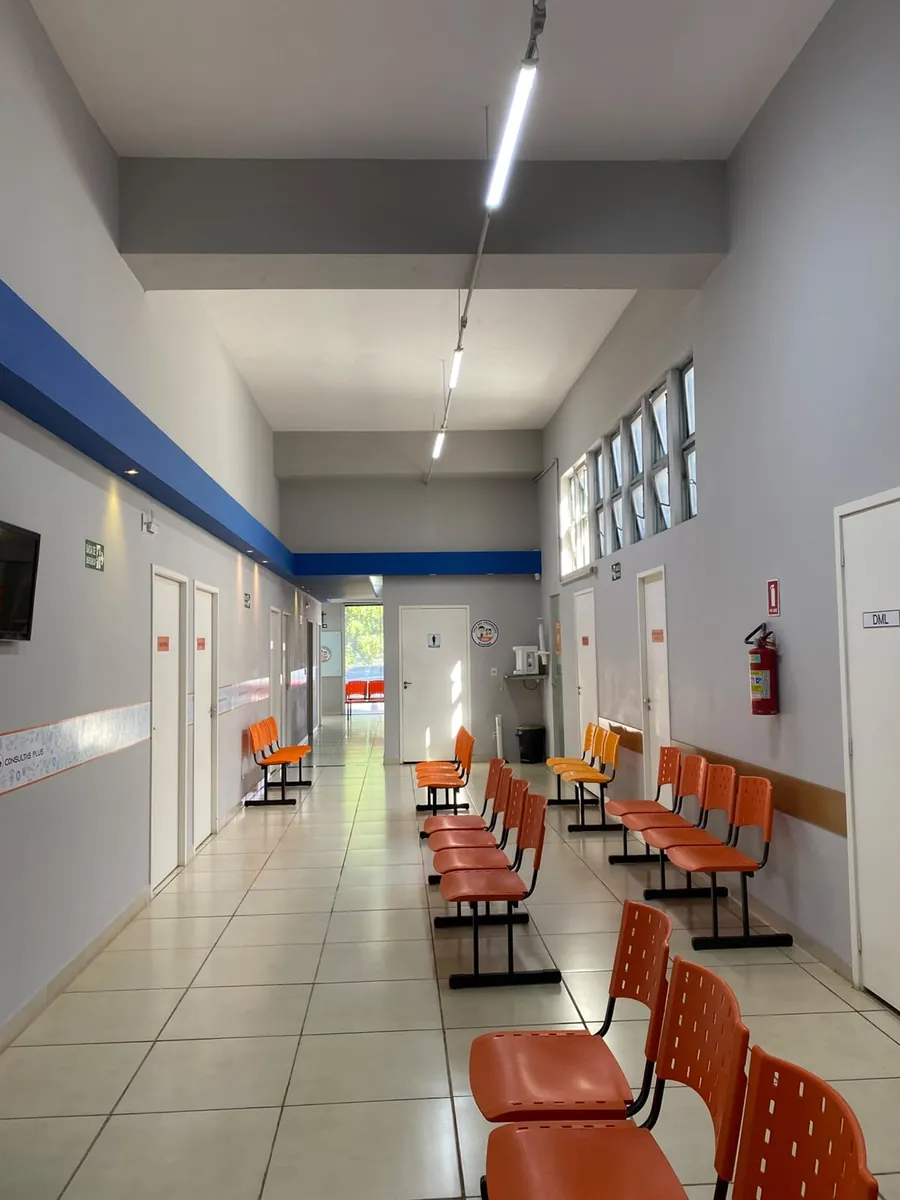 Corredor dos consultórios, com cadeiras de espera