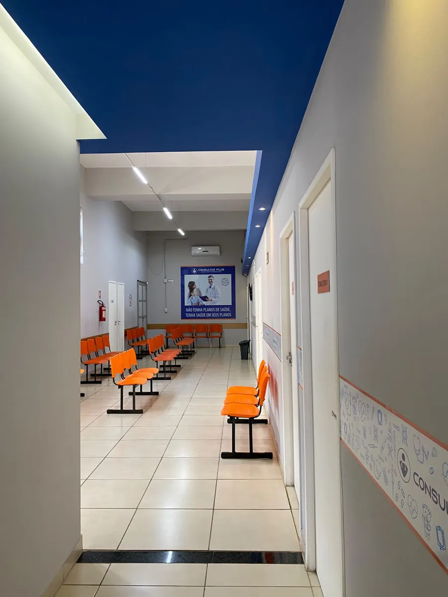 Corredor dos consultórios, com a faixa azul no teto