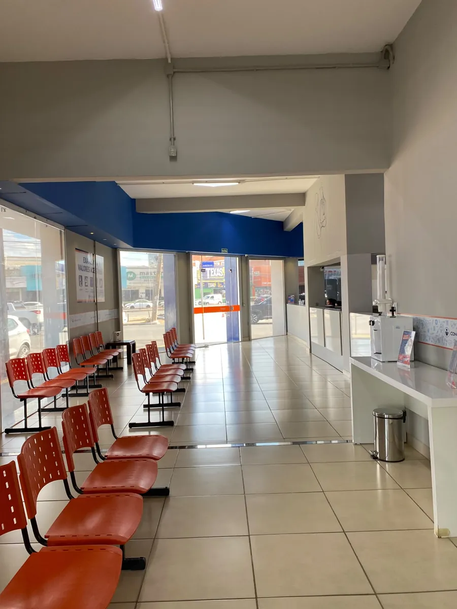 Entrada da clínica vista de dentro, com as cadeiras de espera